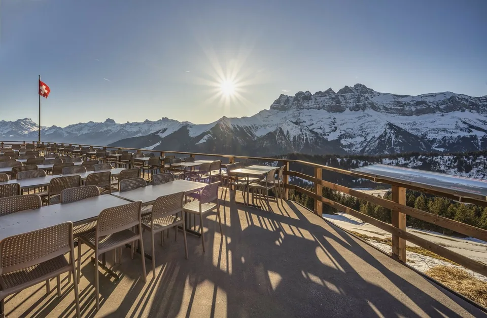 RESTAURANT SUR LES PISTES - TERRASSE VUE DENTS-DU-MIDI - EXCLUSIVITÉ