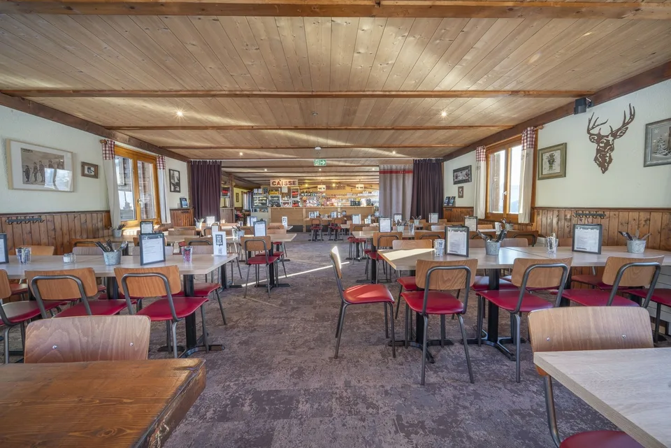 RESTAURANT SUR LES PISTES - TERRASSE VUE DENTS-DU-MIDI - EXCLUSIVITÉ