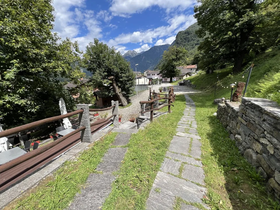 Grotto with 4 rooms, rustic annex and large green area in Roveredo (GR)