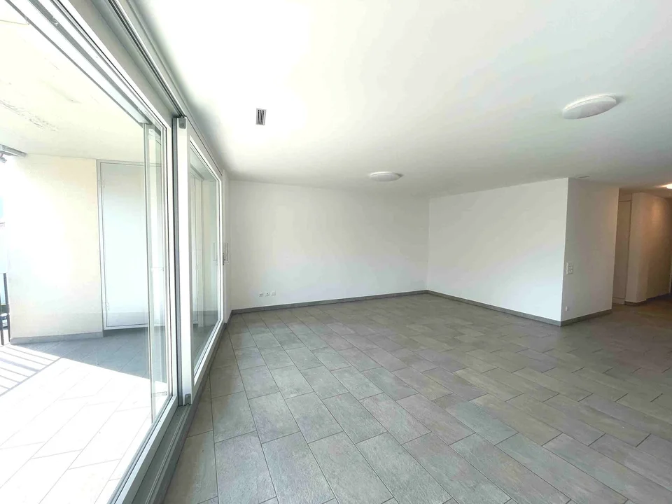 Appartement avec grande terrasse couverte dans un quartier commode et stratégique