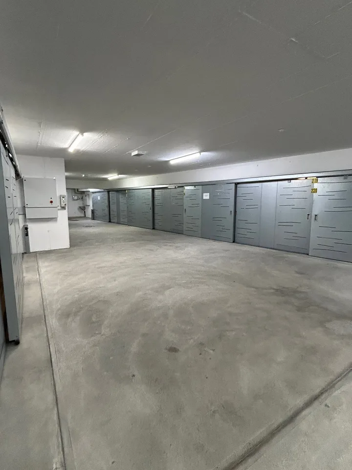 Parkplatz in der Cassarate-Zone, überdacht
