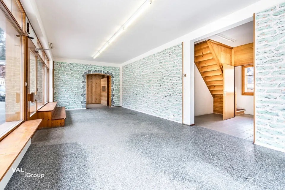 Lokal mit Renovierungspotenzial und Möglichkeit zur Schaffung von Wohnraum