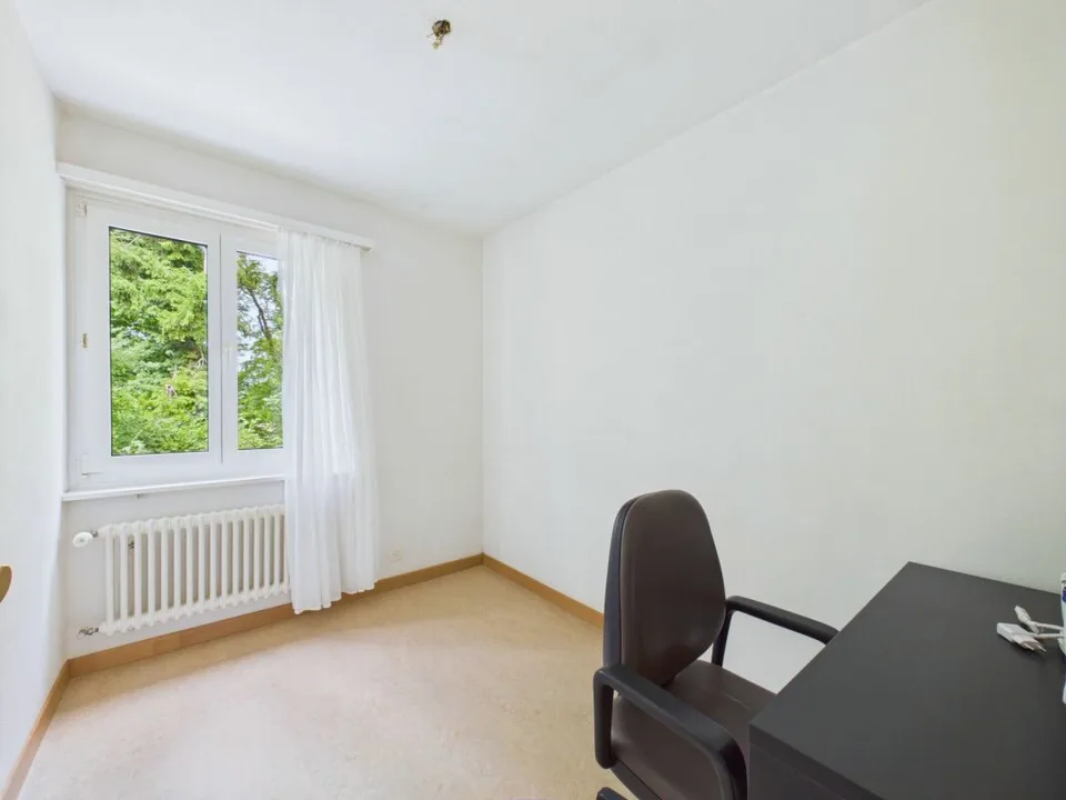 Helle 4.5 Zimmer Wohnung an ruhiger Lage im 1.OG
