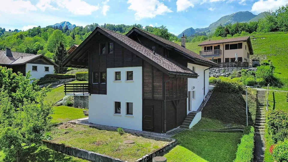 Charmanter 5-Zimmer-Besitz mit atemberaubendem Blick auf die Berge