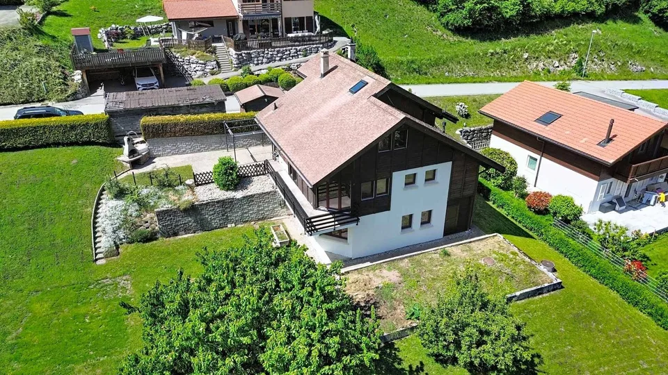 Charmanter 5-Zimmer-Besitz mit atemberaubendem Blick auf die Berge