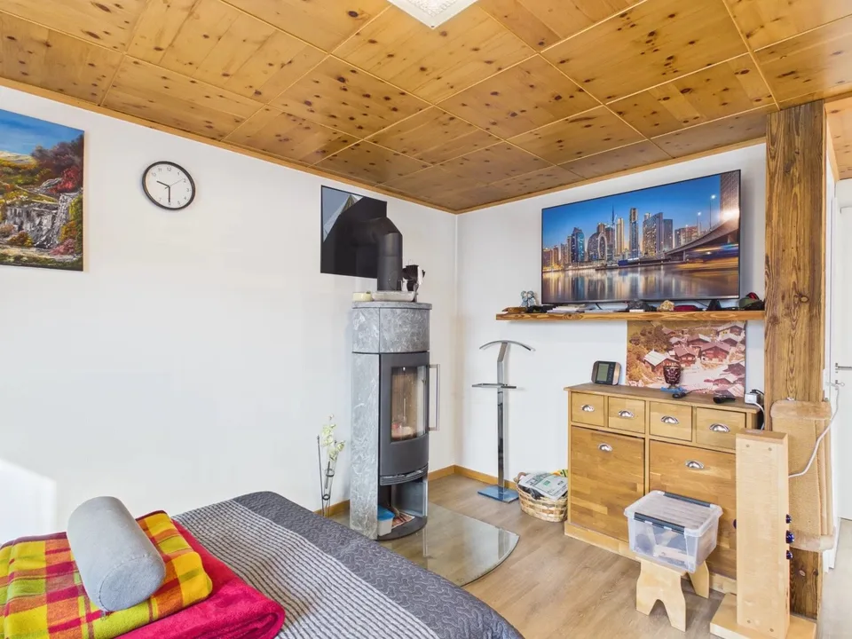 Casa con area di soggiorno, rimessa e garage a Feschel