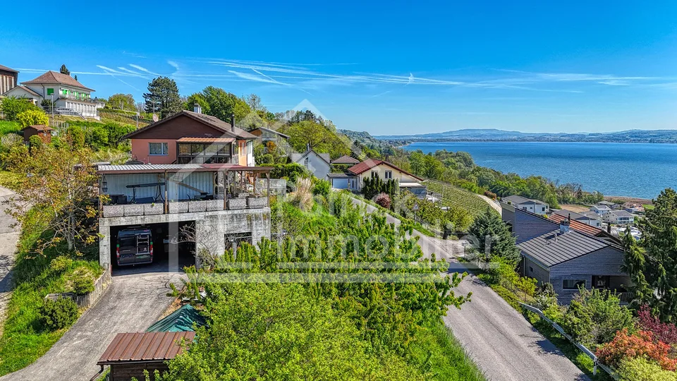 Maison mitoyenne avec vue imprenable sur le lac de Morat et fort potentiel constructible