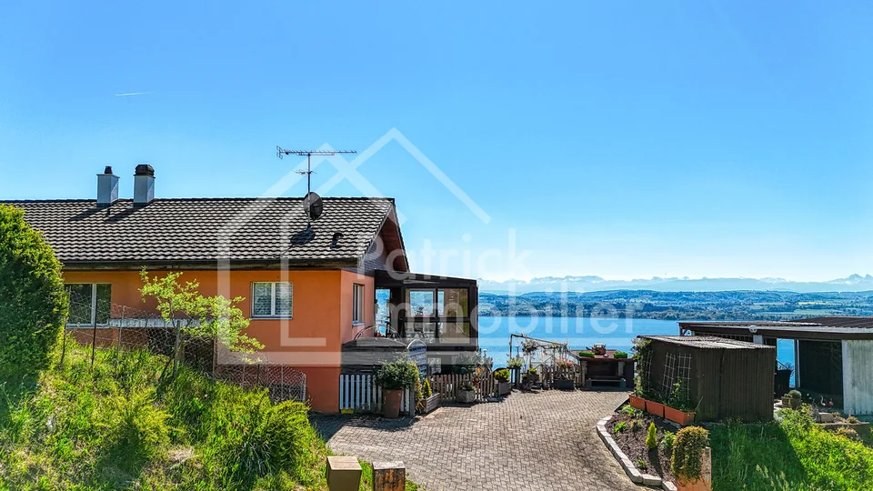 Maison mitoyenne avec vue imprenable sur le lac de Morat et fort potentiel constructible