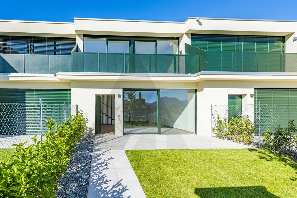 CINQUE NUOVE VILLE A SCHIERA CON STILE E COMFORT A MANNO