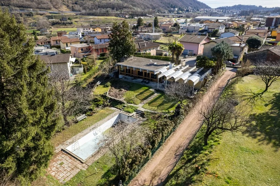 Grundstück mit bestehender Villa und Landreserve (R2) in Riva San Vitale / Fondo con villa esistente e riserva edificabi / Plot with existing villa and land reserve (R2) in Riva San Vitalele (R2)