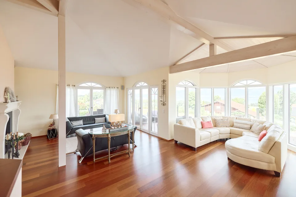 ATMOSFERE DI VACANZA: VILLA CON VISTA SUL LAGO DI NEUCHÂTEL