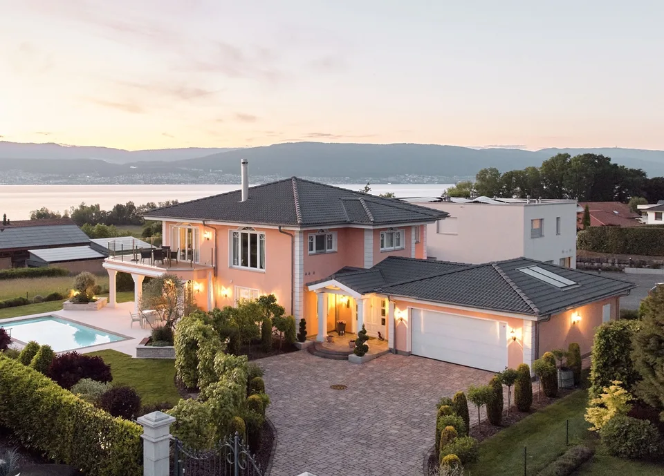 FERIENGEFÜHLE: VILLA MIT SICHT AUF DEN NEUENBURGERSEE