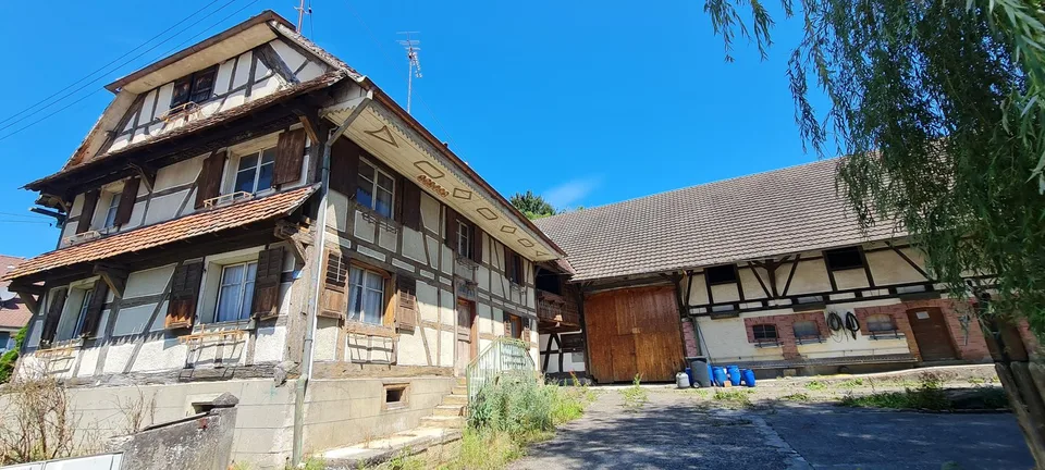 Fattoria con annessi e hangar