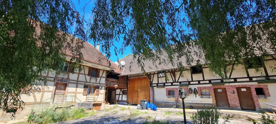 Ferme avec dépendances et hangar