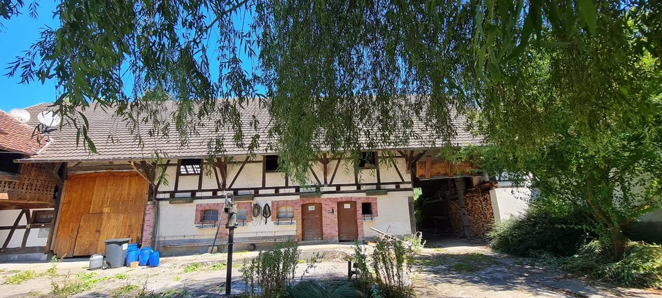 Fattoria con annessi e hangar
