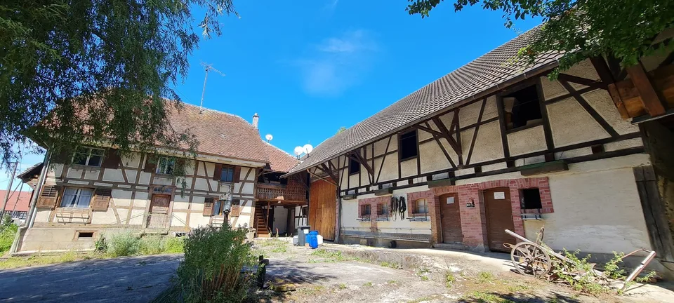 Fattoria con annessi e hangar
