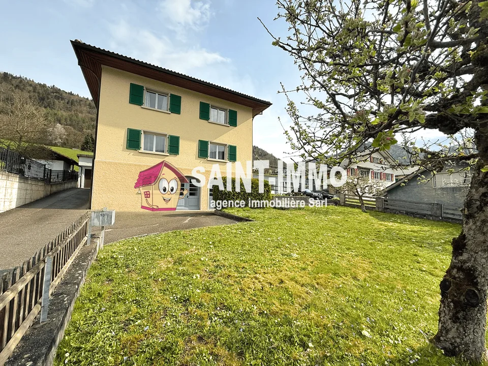 Maison familiale de deux appartements avec jardin, dépendance, terrasse et garage