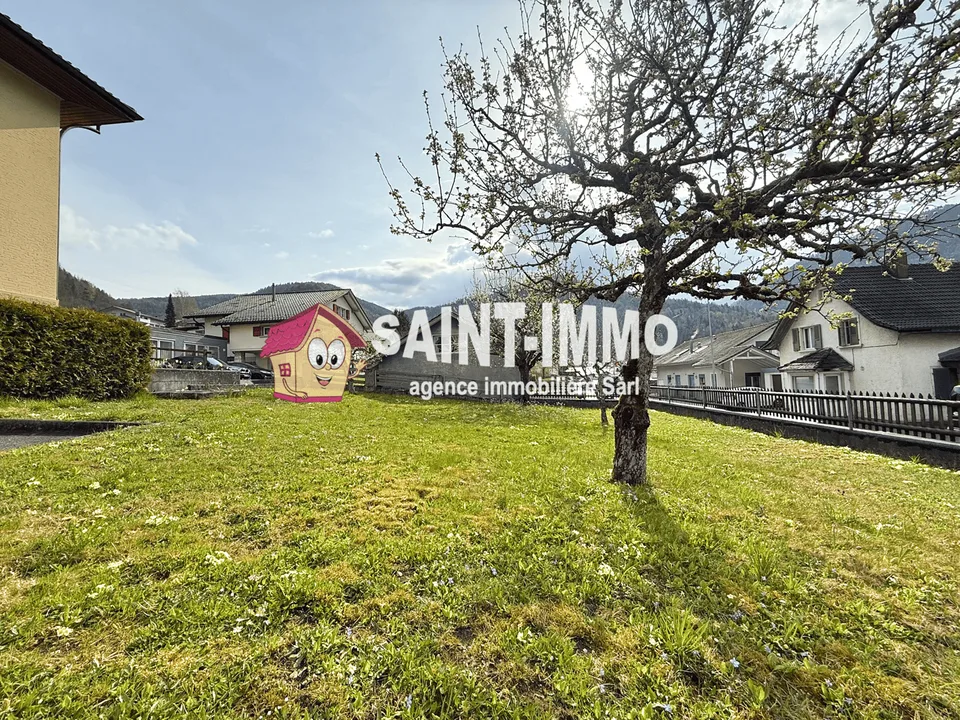 Casa familiare con due appartamenti, giardino, dépendance, terrazza e garage