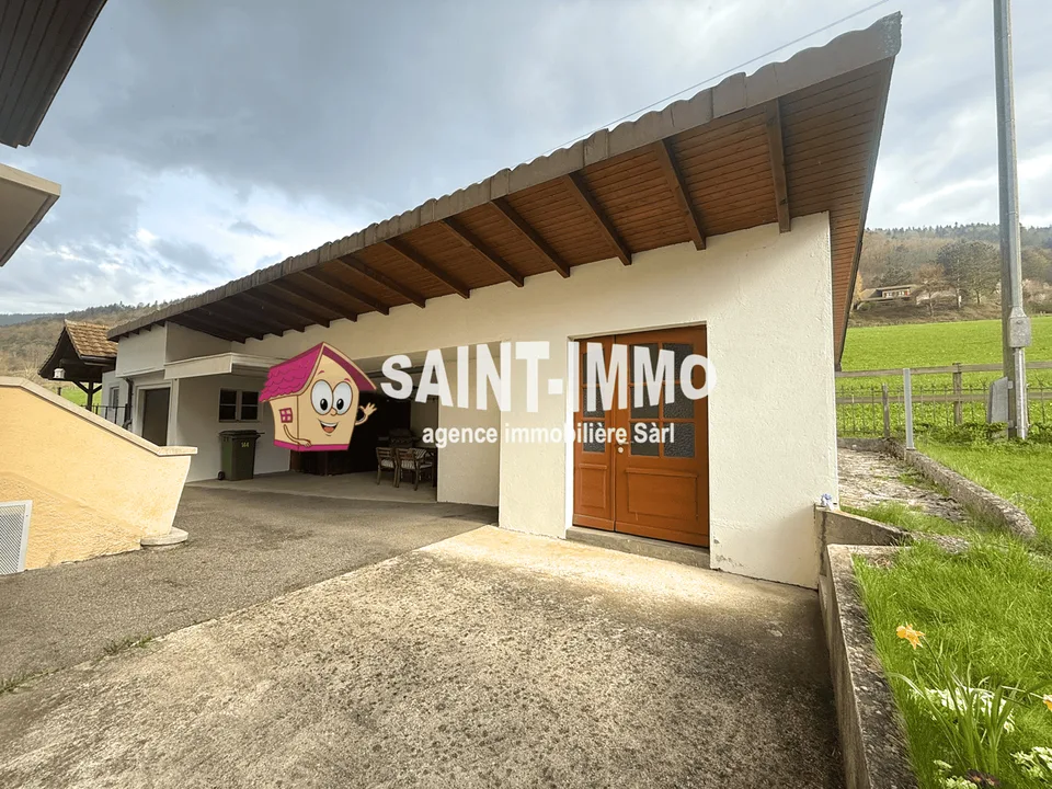Casa familiare con due appartamenti, giardino, dépendance, terrazza e garage