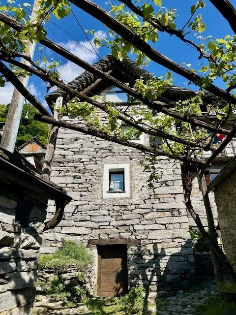 Möbliertes 3-Zimmer-Rustico im historischen Corippo (Verzascatal)