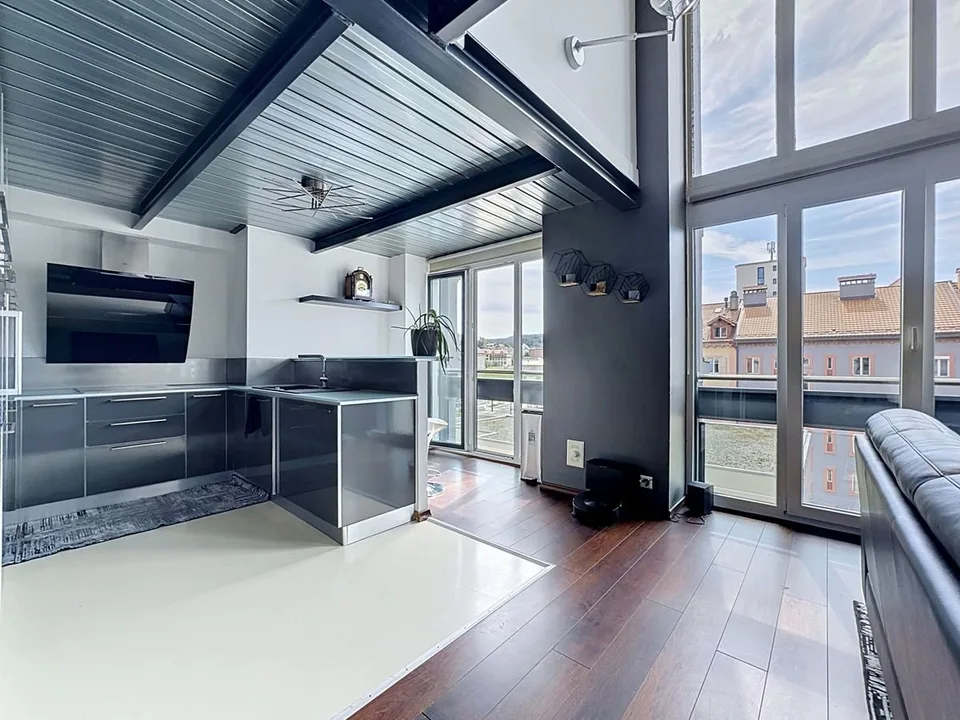 Licht, Höhe, Charakter: ein einzigartiges Duplex in La Chaux-de-Fonds