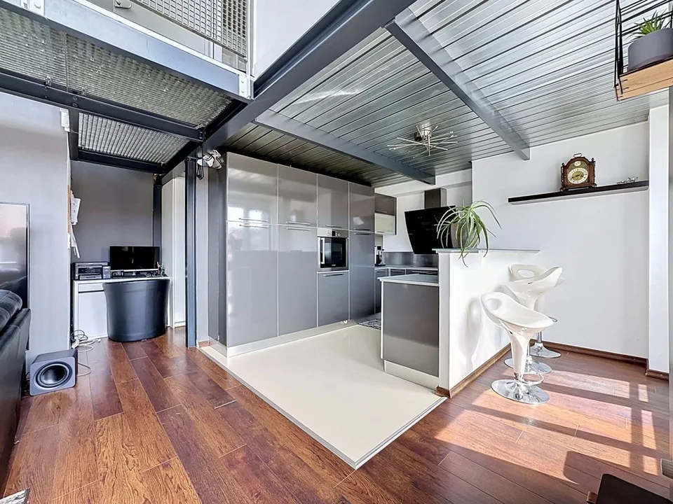 Licht, Höhe, Charakter: ein einzigartiges Duplex in La Chaux-de-Fonds