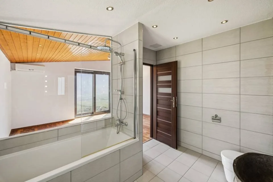 Villa d'eccezione con piscina e panorama spettacolare sulla valle – foto 11 di 13