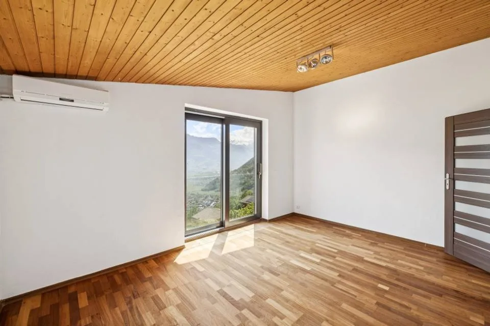 Villa d'eccezione con piscina e panorama spettacolare sulla valle – foto 8 di 13