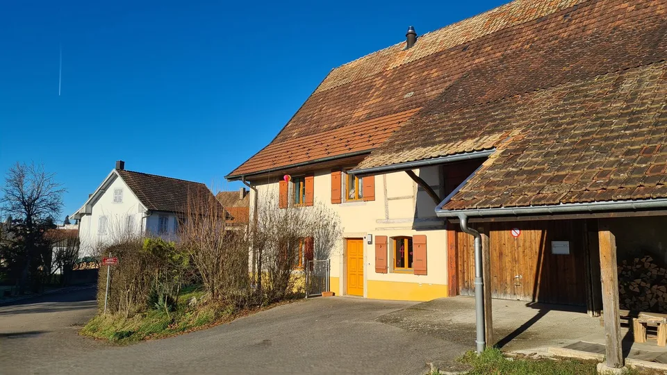 Spacieuse maison avec jardin, garage, grange / Geräumiges Haus mit Garten, Garage, Scheune