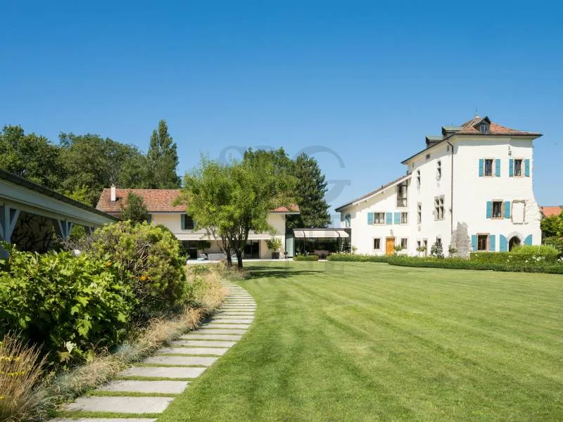 Splendida proprietà del XVIII secolo nel cuore della campagna ginevrina