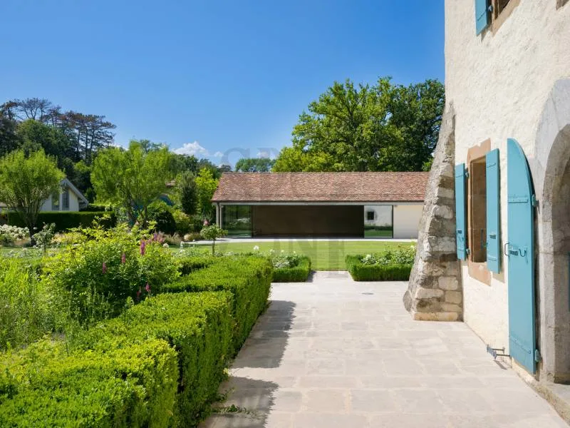 Splendida proprietà del XVIII secolo nel cuore della campagna ginevrina