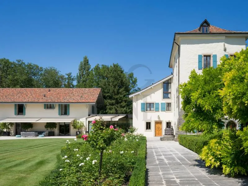 Splendida proprietà del XVIII secolo nel cuore della campagna ginevrina
