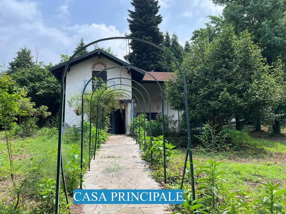 Tenuta con ampio terreno vicino Gallarate (Varese)