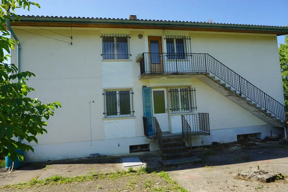 ARI-242 Casa con 2 appartamenti su un terreno di 1'485 m2