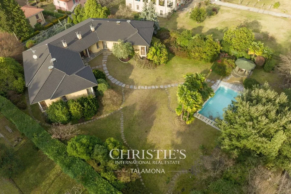 Villa palladiana esclusiva con piscina e parco ? Porto Valtravaglia