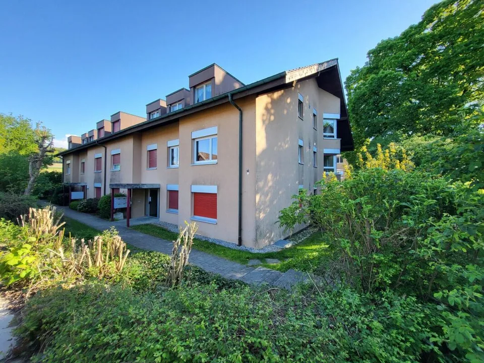 Appartement de 3.5 pces au rez-de-chaussée avec terrasse et pelouse / 3.5-Zimmer-Wohnung im Erdgeschoss mit Terrasse und Rasen Bösingen