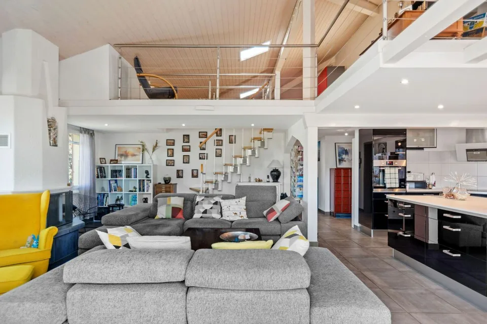 Dombresson, prächtiges Duplex von 4.5 Zimmern im Dachgeschoss, Garage, Parkplatz