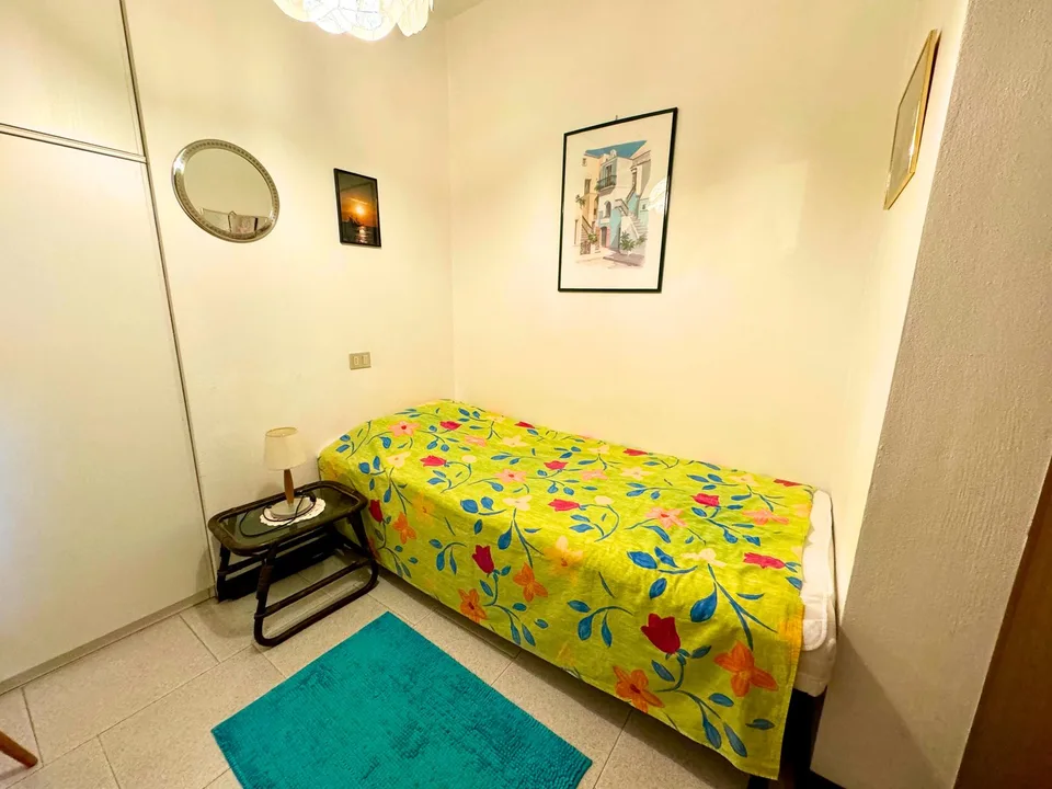 Appartamento molto curato su due piani in residenza con terrazza, garage e piscina comune – foto 10 di 18