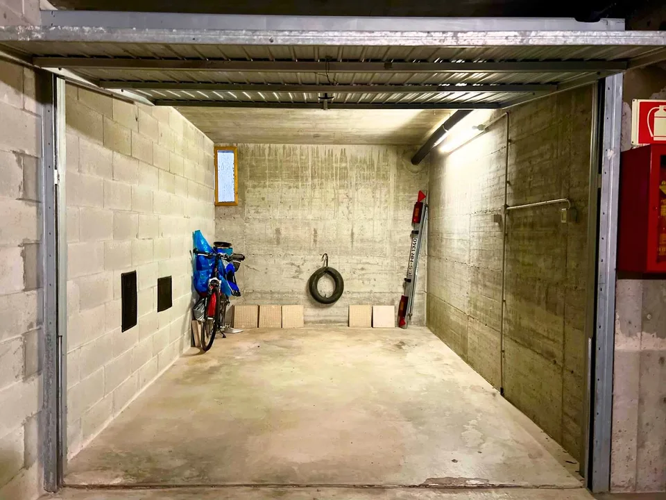 Appartamento molto curato su due piani in residenza con terrazza, garage e piscina comune – foto 15 di 18
