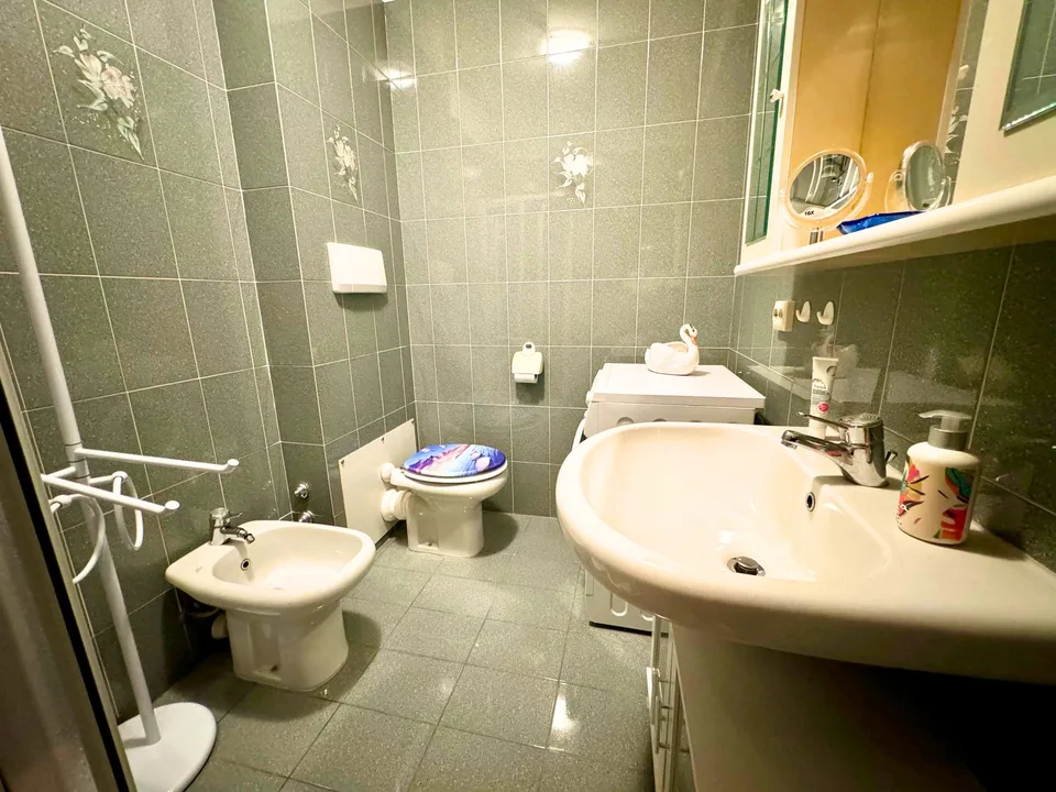 Appartamento molto curato su due piani in residenza con terrazza, garage e piscina comune – foto 13 di 18