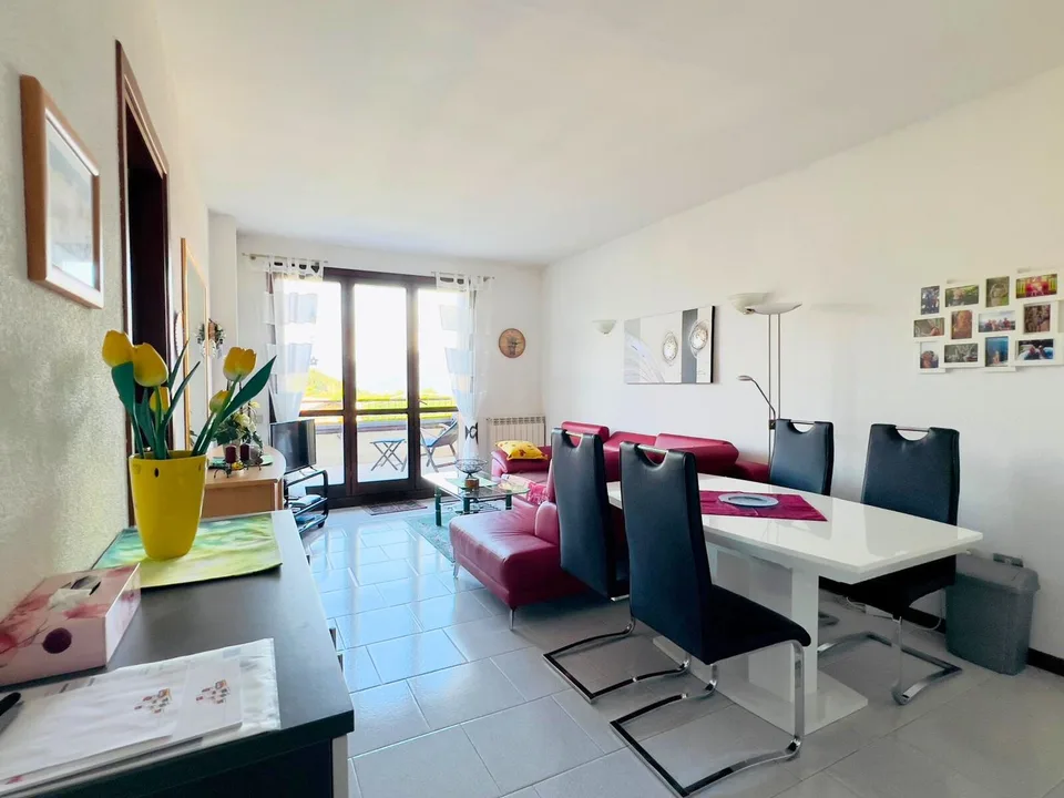 Appartamento molto curato su due piani in residenza con terrazza, garage e piscina comune