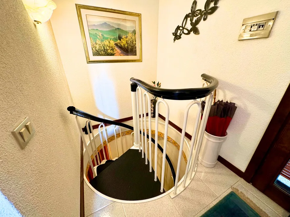Appartamento molto curato su due piani in residenza con terrazza, garage e piscina comune – foto 12 di 18