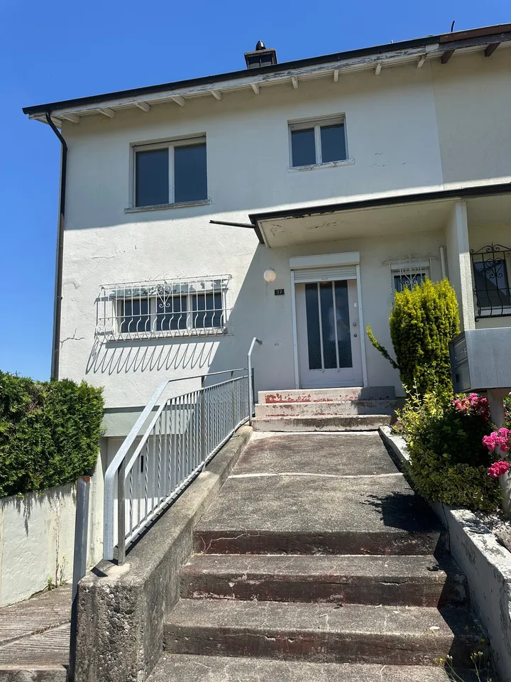 Doppeleinfamilienhaus in Hofstetten-Flüh – Renovationsobjekt an guter Lage