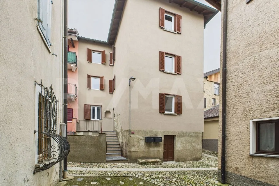 Casa intera o 2 appartamenti, rinnovata di recente, a Miglieglia