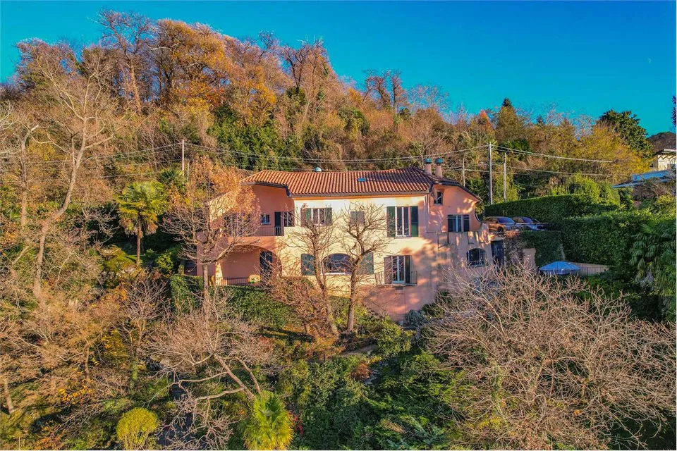 DIRETTAMENTE SUL LAGO! Villa esclusiva in posizione tranquilla e soleg