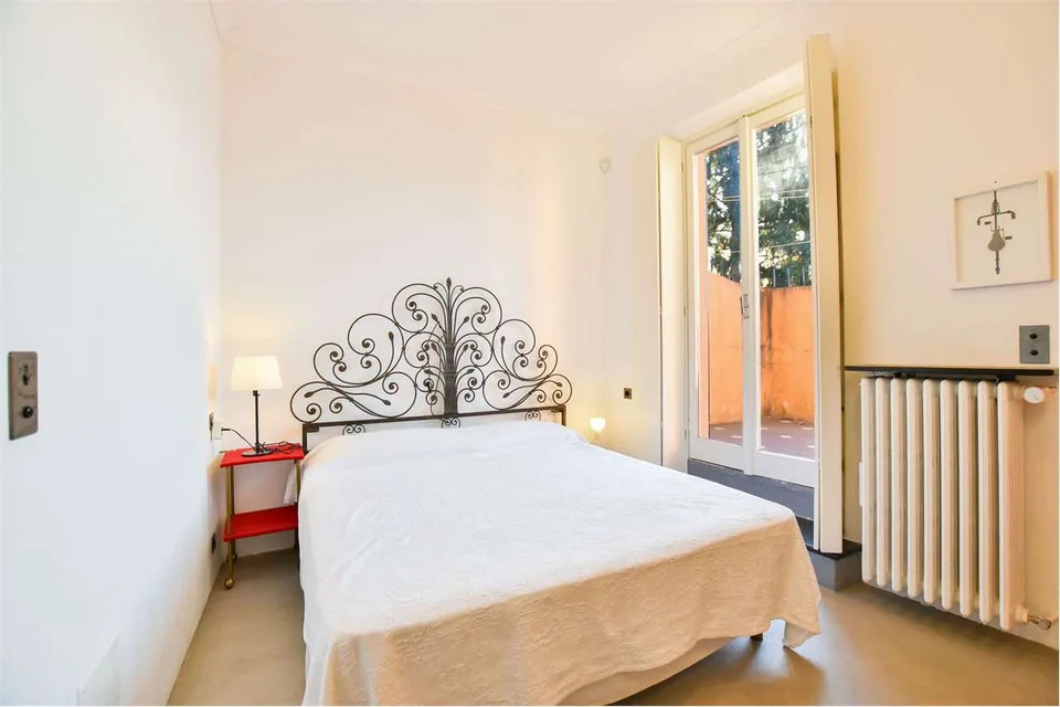 DIRETTAMENTE SUL LAGO! Villa esclusiva in posizione tranquilla e soleg – foto 9 di 13