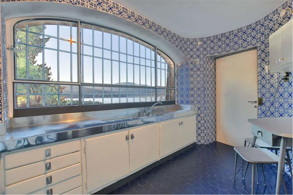 DIRETTAMENTE SUL LAGO! Villa esclusiva in posizione tranquilla e soleg – foto 7 di 13