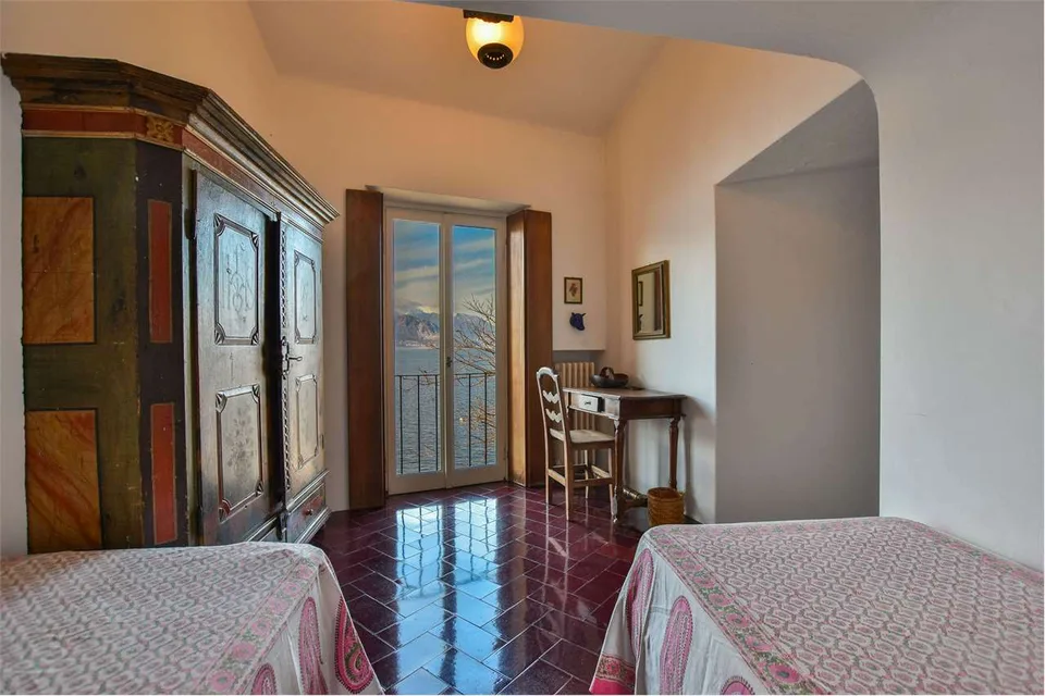 DIRETTAMENTE SUL LAGO! Villa esclusiva in posizione tranquilla e soleg – foto 11 di 13