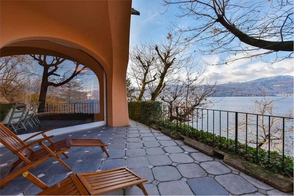 DIRETTAMENTE SUL LAGO! Villa esclusiva in posizione tranquilla e soleg – foto 6 di 13
