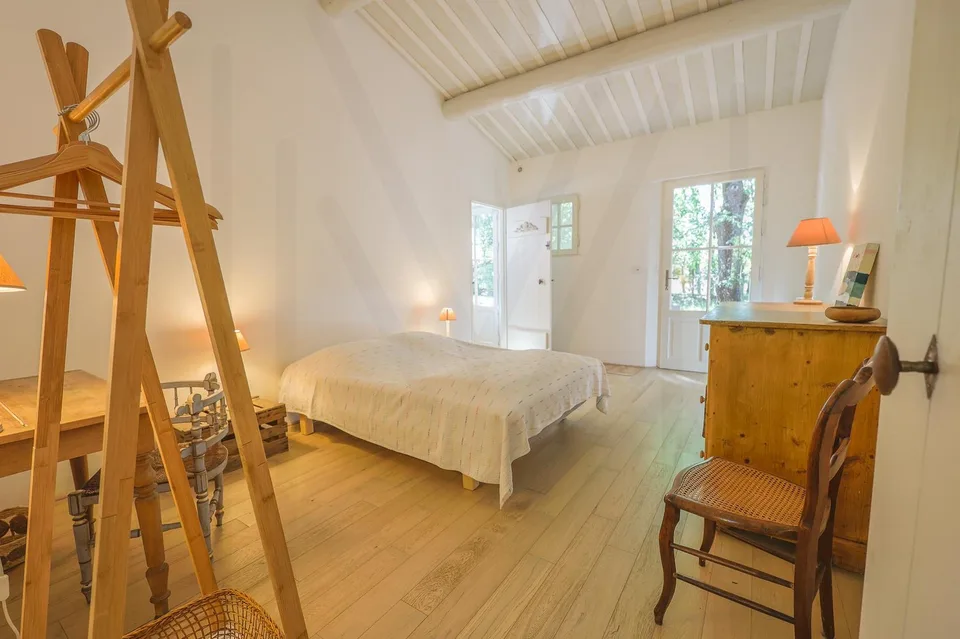 Elegant property with Provençal charm in the heart of the Lubéron, exceptional setting! – photo 7 of 13